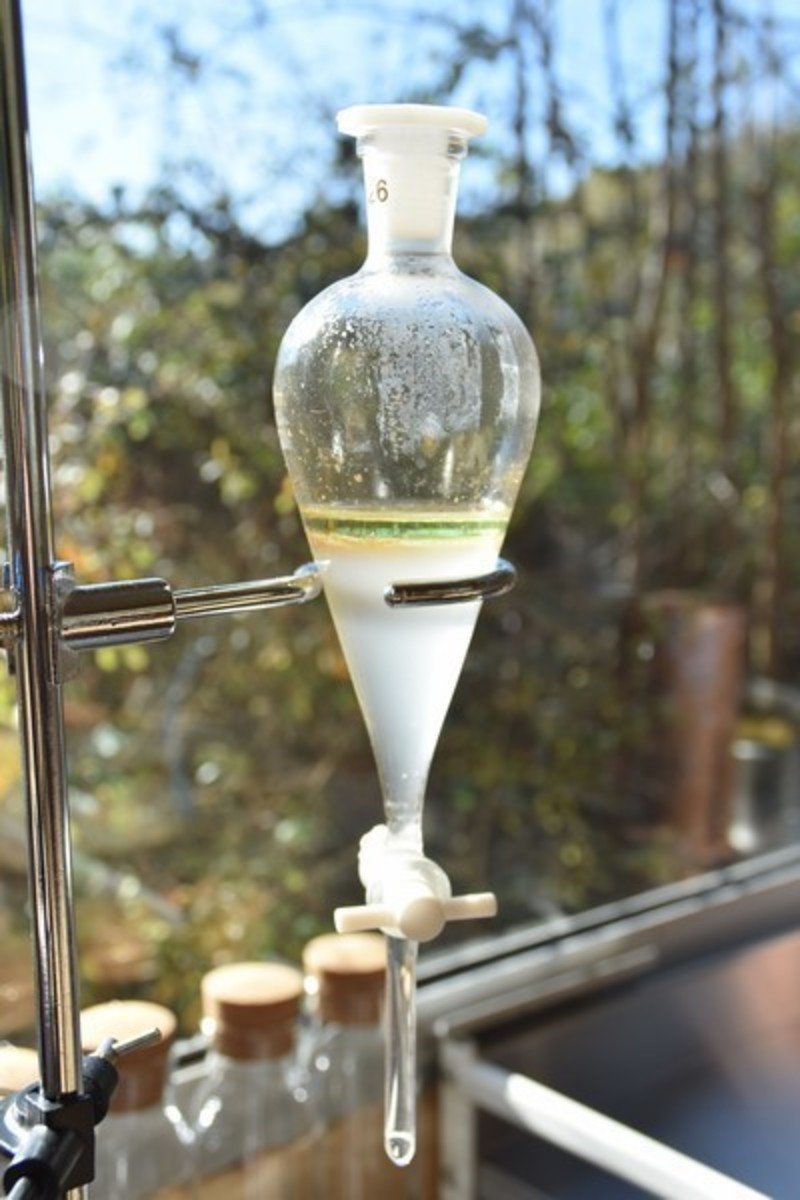 Séparation de l'huile essentielle et de l'hydrolat dans l'ampoule à décanter