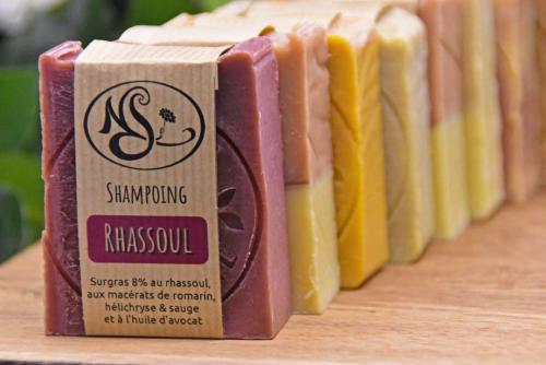 Riche en minéraux, le Rhassoul est un excellent soin de la peau et des cheveux et il est l’un des rituels incontournables du hammam. Enrichi en huile d'avocat et en macérats de plantes méditerranéennes, ce savon est purifiant, tonique et hydratant. Idéal 